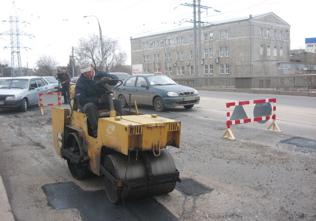 Вчера на проезжие части Харькова уложено 65 тонн асфальтобетона. Фото из архива "КП".