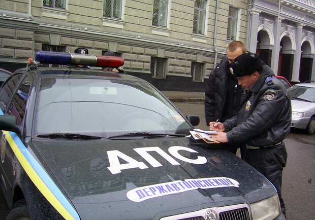 Фото kp.ua. Машины харьковских милиционеров оборудуют системой GPS.