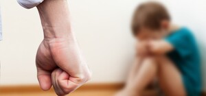 В Запорожье пьяный мужчина ударил 10-летнего сына сожительницы и выгнал его на улице ночью