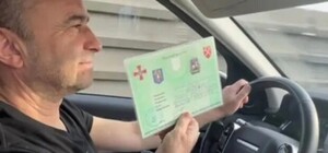 В КГГА рассказали, как Виктор Павлик мог получить спецпропуск