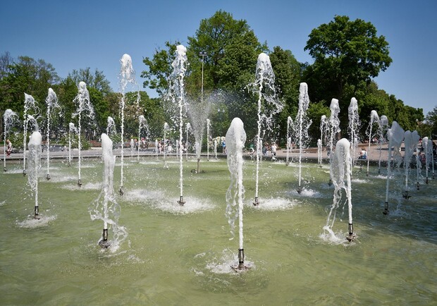 В саду Шевченко включили фонтан. 