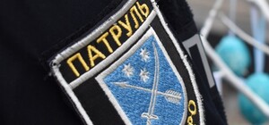 В Днепре патрульные спасли вороненка