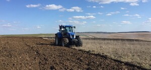 В Чугуевском районе тракторист подорвался на мине