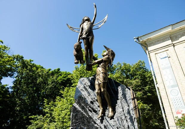 У Харкові відкрили пам'ятник дітям, які загинули через російське вторгнення. 
