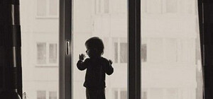 Облокотился на москитную сетку: в Одессе из окна пятого этажа выпал пятилетний ребенок