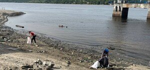 В Запорожье на берегу Днепра, где отошла вода, устроили уборку