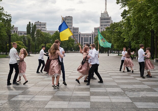 Выпусники харьковской школы станцевали вальс на площади Свободы. 