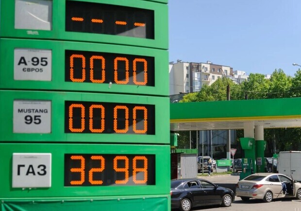 В Одесі сержант поліції, який вліз у борги через ігроманію, намагався пограбувати АЗС