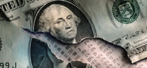 Отримай відповідь: чи можна в Україні здати старі чи пошкоджені долари