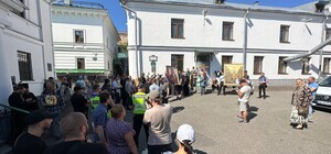 В Лавру в Киеве снова прибыла комиссия Минкульта, но верующие не дали опечатать корпуса - видео