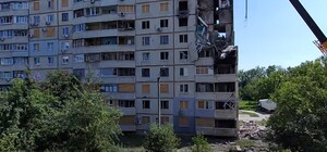 На Північній Салтівці розбирають пошкоджену обстрілами 9-поверхівку (відео)