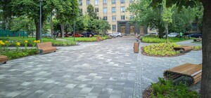 Як виглядає відремонтований сквер біля метро 