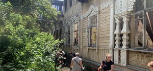 В Пуще-Водице активисты начали приводить в порядок старую деревянную усадьбу - фото