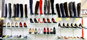 У Львові чоловік зайшов у магазин, взяв черевики з вітрини, взув і втік 