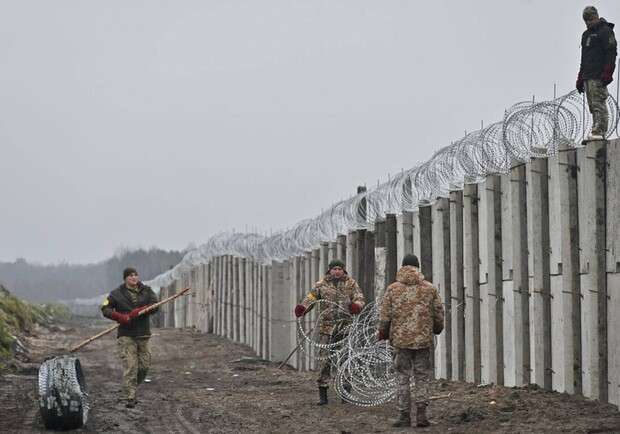 Белорусские службы помогают мигрантам пересечь границу - 