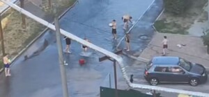 В Днепре на улице Сухомлинского уже больше суток из-под асфальта течет река