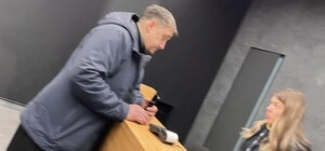 Одесского священника УПЦ МП застали за покупкой последнего айфона