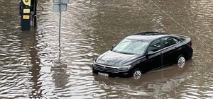 У Дніпрі затопило вулиці: машини “пливуть” дорогами міста