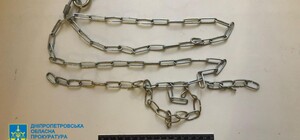 У Дніпропетровській області чоловік катував та тримав на ланцюгу 5-річного пасинка