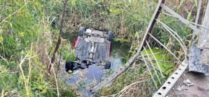 У Дніпрі машина з людьми перевернулася і впала у річку