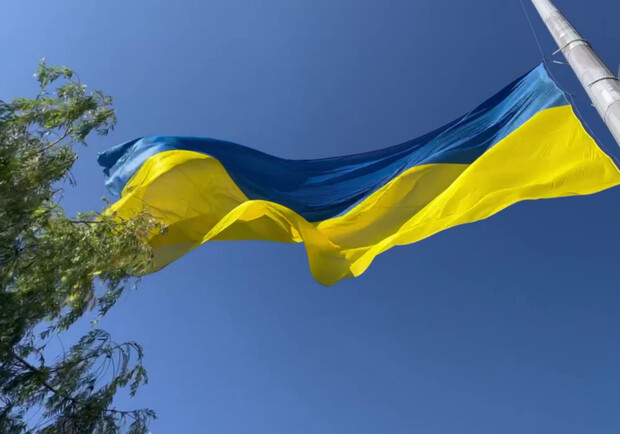 В Харькове подняли самый большой флаг в области. 
