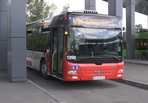 Якими маршрутами курсують німецькі автобуси у Харкові. 