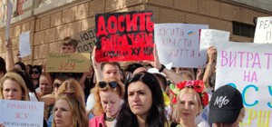Под Одесской мэрией проходит очередной пикет против затратных тендеров во время войны