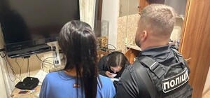 В Одессе задержали сутенершу, которая торговала девушками через телеграм (видео)