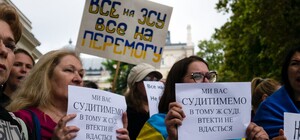 Под зданием Одесской мэрии снова проходит пикет против неуместных во время войны тендеров