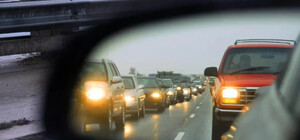 С 1 октября нужно включать ближний свет фар за городом: какие штрафы