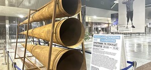 В Киеве на вокзале появилась необычная скульптура 