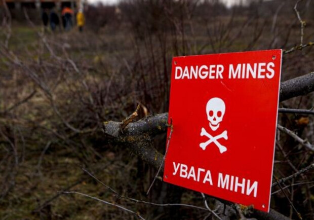 В Изюмском районе два человека подорвались на минах. 