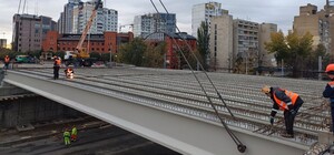В Киеве на Дегтяревском мосту установили новые балки