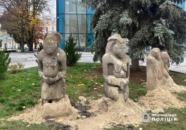 У центрі Харкова невідомі пошкодили скульптури половецьких баб. 