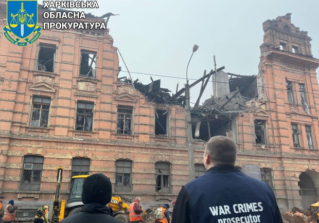 Внаслідок нічного обстрілу у Харкові зруйновано будівлю транспортного коледжу. 