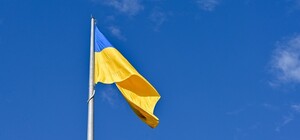 У Бориславі двоє жінок і чоловік скинули з флагштока державний прапор і спалили