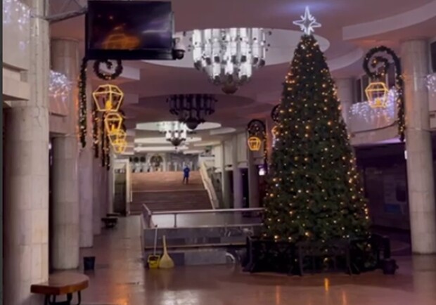 На станции метро "Университет" установили новогоднюю елку. 