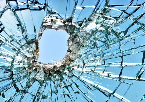 В Харьковской области подростки выбили окна в электричке. 