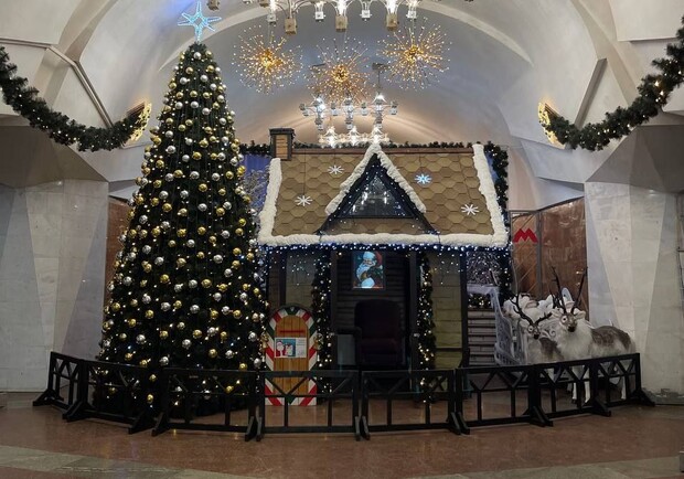 У Харкові на станції метро встановили будиночок святого Миколая. 