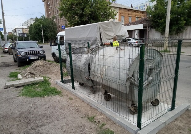В Харькове устанавливают огороженные площадки с контейнерами для мусора. 