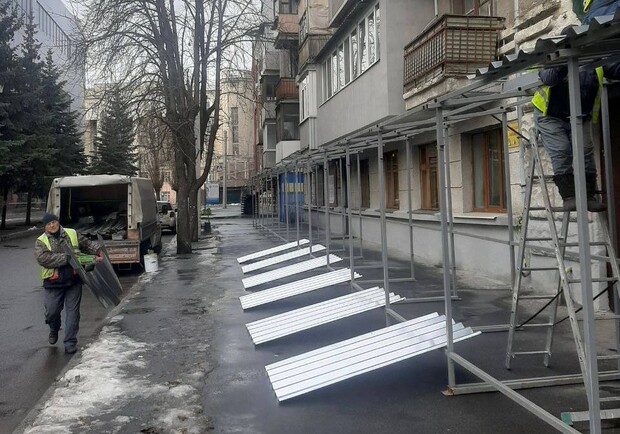 В центре Харькова на тротуарах устанавливают навесы от снега и сосулек. 