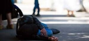 Получи ответ: что делать если увидели человека, лежащего на дороге