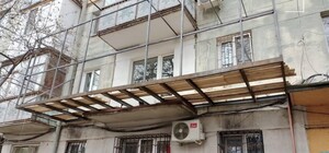 На Генерала Петрова владелец квартиры достроил себе балкон