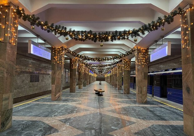 Как украсили перед Новым годом станции метро в Харькове. 
