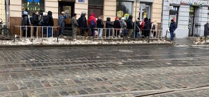 За чим стоять: у Львові виникли довгі черги 