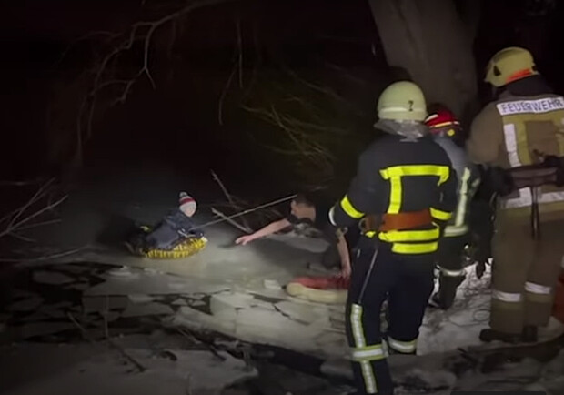 Катался на санках: под Харьковом спасатели сняли с тонкого льда ребенка. 