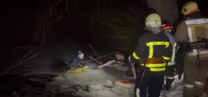 Катался на санках: под Харьковом спасатели сняли с тонкого льда ребенка