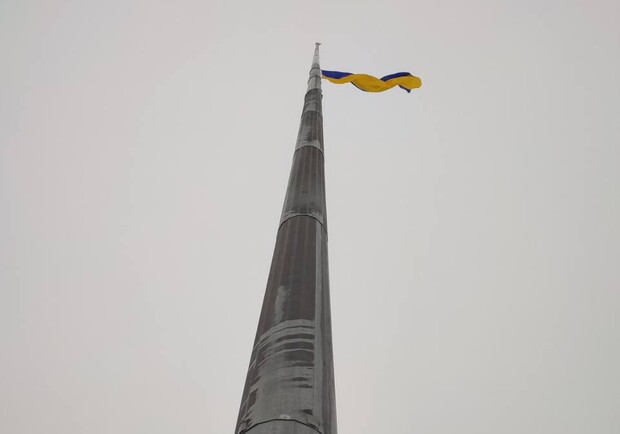Через негоду: у Харкові на головному флагштоку замінили прапор. 