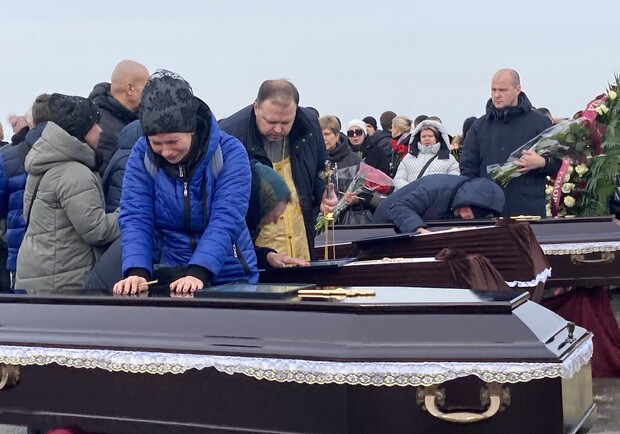 У Харкові попрощалися із родиною Путятіних, які загинули у вогні 9 лютого. 