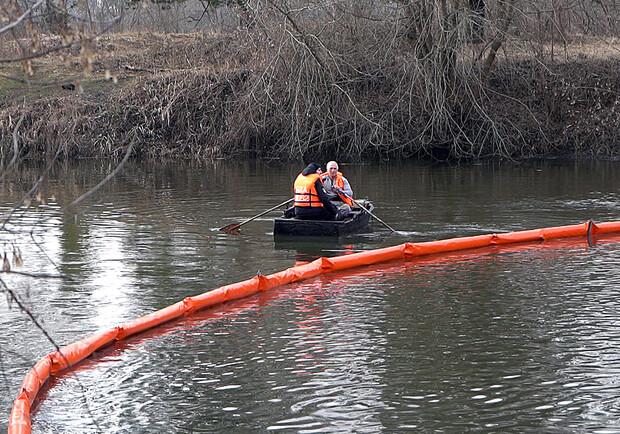 На харьковских реках устанавливают боновые заграждения от нефтепродуктов. 